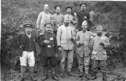 Carte Photo De Sous-officiers Francais Et Russe  Dans Un Camp De Prisonnier Allemand En 14-18 - Oorlog, Militair