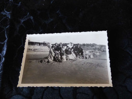 P-452 , Photo,Groupe De Personnes  Sur La Plage Des Sables D'Olonne, Septembre 1936 - Personas Anónimos