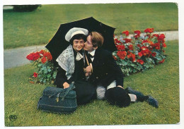 CPSM / CPM 10.5 X 15 Sarthe  Costumes Sarthois  Couple Assis Sur Une Pelouse Sous Un Parapluie - Autres & Non Classés