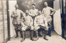Carte De Sous-officiers Francais Posant Dans Un Studio Photo A Bergerac En 1915 ( Guerre 14-18 ) - Oorlog, Militair