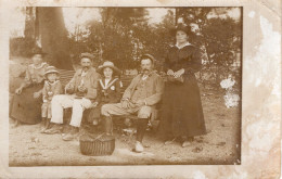 Carte Photo De Deux Sous-officiers Francais Avec Leurs Famille Dans Un Jardin A L'arrière Du Front En 14-18 - Guerre, Militaire