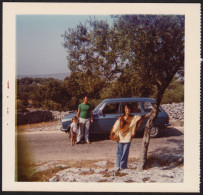 1973 Photo Originale Famille Voiture Automobile Peugeot 304, Grottes De Saint Antoine Brive La Gaillarde 8,9x9,2cm - Cars