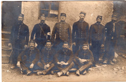 Carte Photo De Soldats Francais Fatigué Dans Une Ferme A L'arrière Du Front En 14-18 - War, Military