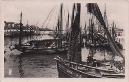 62 - CALAIS - Bateaux De Peche Dans Le Port - Calais