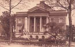 MARCHE En FAMENNE  - Carte Photo - Palais De Justice Et Monument Aux Morts - Marche-en-Famenne