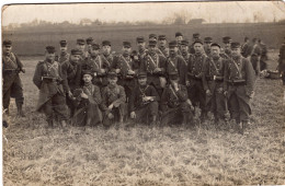 Carte Photo De Soldats Francais Posant Sur Le Bord D'une Route De Campagne Pendant Une Marche Vers 1910 - War, Military