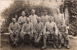 Carte Photo De Sous-officier Francais Du 26 éme Régiment D'infanterie Dans Une Ferme A L'arrière Du Front En 14-18 - Guerra, Militari