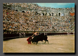 Tauromachie - Corridas - Taureau Un Déréchazo Par Le Matador ORDONNEZ   à NIMES (scan Recto-verso) QQ 1113 - Corridas