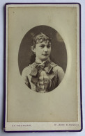 CDV Photographie Ancienne Portrait Jeune Fille élégante - Photographe Charles NEUMANN Saint Jean D'Angély - Anonymous Persons