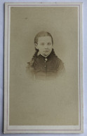 CDV Photographie Ancienne Portrait Jeune Fille élégante - Photographe Charles NEUMANN Saint Jean D'Angély - Personnes Anonymes