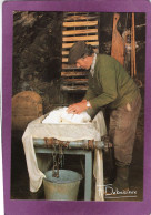 Fabrication D'un Fromage Dans Un Buron En Auvergne    Photos Francis  DEBAISIEUX - Fermes