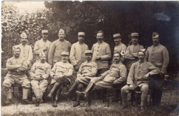 Carte Photo D'officiers Et De Sous-officier Dont Un Brancardier A L'arrière Du Front En 14-18 - Guerre, Militaire