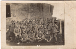 Carte Photo D'une Compagnie De Soldats Francais Avec Leurs Officiers Devant Une Ferme A L'arrière Du Front En 14-18 - Guerre, Militaire