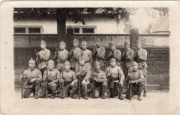 Carte Photo D'une Section De Soldats Francais Avec Leurs Fusil Posant Dans Leurs Caserne En 1927 - War, Military