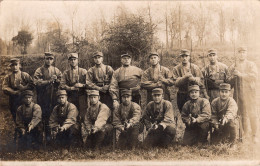 Carte Photo D'une Section De Soldats Francais Du 2 éme Régiment D'infanterie Colonial Avec Leurs Arme Dans Un Bois - War, Military