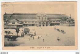 21 DIJON Façade De La Gare Animée En 1936 Attelages Chevaux Autos Anciennes Kiosque VOIR écriture Au DOS - Dijon