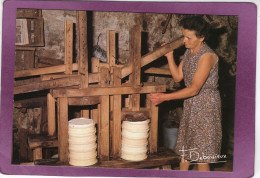 Pressage Du Saint Nectaire Avec Le Pesadou Photo Francis DEBAISIEUX - Boerderijen