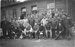 Carte Photo De Soldats Francais De Plusieurs Arme Prisonnier Posant Dans Leurs Camp De Prisonnier En 14-18 - War, Military