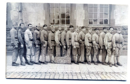 Carte Photo De Soldats Francais D'un Régiment D'artillerie Avec Posant  Dans Leurs Caserne - War, Military