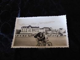 P-490 , Photo , Petit Enfant En Vélo Sur La Plage Des Sables D'Olonne ,1937 - Luoghi