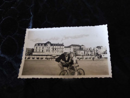 P-490 , Photo , Petit Enfant En Vélo Sur La Plage Des Sables D'Olonne ,1937 - Lugares