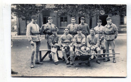 Carte Photo De Soldats Francais D'un Régiment D'artillerie Avec Posant  Dans Leurs Caserne - Guerre, Militaire
