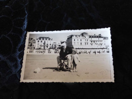 P-492 , Photo , Petit Enfant En Vélo Sur La Plage Des Sables D'Olonne, Hôtel Remblai Et De L'Océan ,1937 - Places