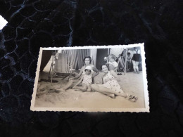 P-494 , Photo , Femmes Et Enfants En Maillots De Bain Sur La Plage Des Sables D'Olonne ,1937 - Anonyme Personen