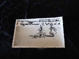 P-495 , Photo , Petit Enfant En Vélo Sur La Plage Des Sables D'Olonne ,1937 - Luoghi