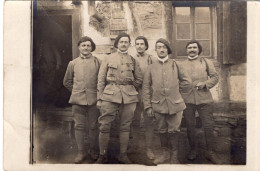 Carte Photo De Sous-officiers  Francais Dont Un  Décorer Dans Une Ferme A L'arrière Du Front En 14-18 - Krieg, Militär