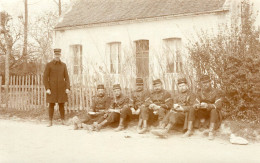 Carte Photo D'un Officier Avec Des Sous-officier Francais Se Reposant Devant Une Ferme A L'arrière Du Front En 14-18 - War, Military