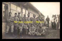 GUERRE 14/18 - INFIRMIERS ALLEMANDS ET INFIRMIERS PRISONNIERS DE GUERRE AU CAMP DE LIMBOURG -  CARTE PHOTO ORIGINALE - Weltkrieg 1914-18