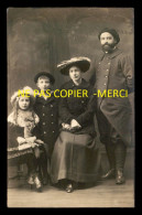 GUERRE 14/18 - MILITAIRE ET SA FAMILLE - 5 SUR LE COL -  2 CARTES PHOTOS ORIGINALES - War 1914-18