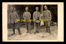 GUERRE 14/18 - MILITAIRES DEVANT UNE ECURIE - 97 SUR UN COL - CARTE PHOTO ORIGINALE - War 1914-18