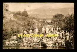 GUERRE 14/18 - GROUPE DE MILITAIRES A LA RIVIERE - 102 SUR UN KEPI ET 17 SUR 2 KEPIS - CARTE PHOTO ORIGINALE - War 1914-18