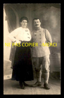 GUERRE 14/18 - MILITAIRE ET SA FEMME - 52 SUR LE COL - CARTE PHOTO ORIGINALE - War 1914-18