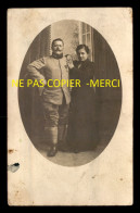 GUERRE 14/18 - SOLDAT AVEC SA FEMME - 102 SUR LE COL - PHOTOGRAPHE H. DE VILLEMANDY, PARIS - CARTE PHOTO ORIGINALE - Guerre 1914-18