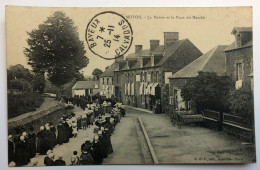 Belle CPA Rare 50 Moyon La Mairie Et La Place Du Marché 1914 - Animé Cérémonie Religieuse Personnages Femmes Avec Coiffe - Autres & Non Classés