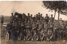 Carte Photo D'une Compagnie De Soldats Francais En Tenue De Combat A La Campagne Vers 1910 - Krieg, Militär