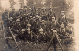 Carte Photo D'un Officier Et De Soldats Francais En Tenue De Combat Avec Leurs Fusil A La Campagne Vers 1930 - War, Military