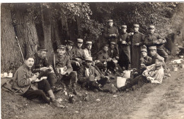 Carte Photo D'officiers Et De Soldats Francais Mangeant Au Bord D'un Chemin Dans Un Bois En 14-18 - Krieg, Militär