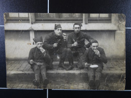 Carte Photo 4 Militaires Au Verso : Gérard Piron 15ème Régiment D'artillerie Liège Chartreuse - Personajes