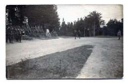 Carte Photo De Bataillon De Chasseur Au Garde A Vous Autours De La Stèle  Des Chasseur Tombé Pour La France En 14-18 - Guerra, Militari