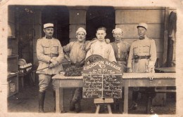 Carte Photo De Deux Officiers Et Trois Soldats ( Des Cuisiniers ) Du 14 éme Bataillon De Chasseur Dans Leurs Caserne - Krieg, Militär