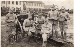 Carte Photo De Soldats Francais D'un Bataillon De Chasseur Posant Avec Un Canon Dans Leurs Caserne En 1926 - War, Military