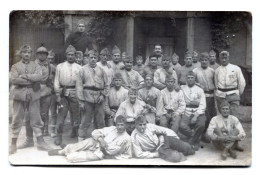 Carte Photo De Soldats Francais Posant Dans Leurs Caserne A Strasbourg En 1926 - Guerra, Militares