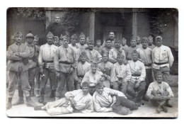 Carte Photo De Soldats Francais Posant Dans Leurs Caserne A Strasbourg En 1926 - War, Military