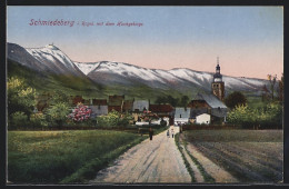 AK Schmiedeberg /Riesengebirge, Teilansicht Mit Eingangstrasse Und Hochgebirge  - Schlesien