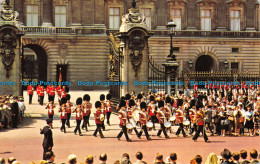 R073934 The Queens Guard. Buckingham Palace. London. 1967 - Autres & Non Classés