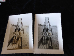 P-523 , Lot De 2 Photos, Garçons Sur Un Tobbogan, Circa 1950 - Personnes Anonymes